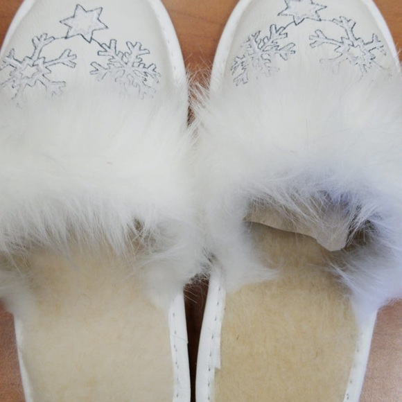 Size 9 Women’s House Slippers - Picture 6 of 8